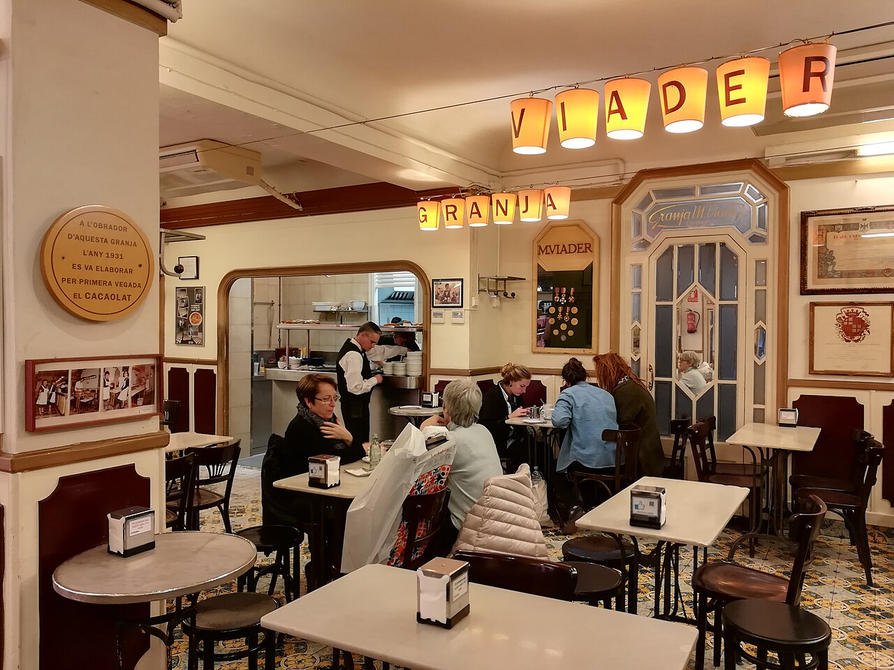 La fachada de la Granja Viader en el carrer d’en Xuclà, en el Raval de Barcelona.